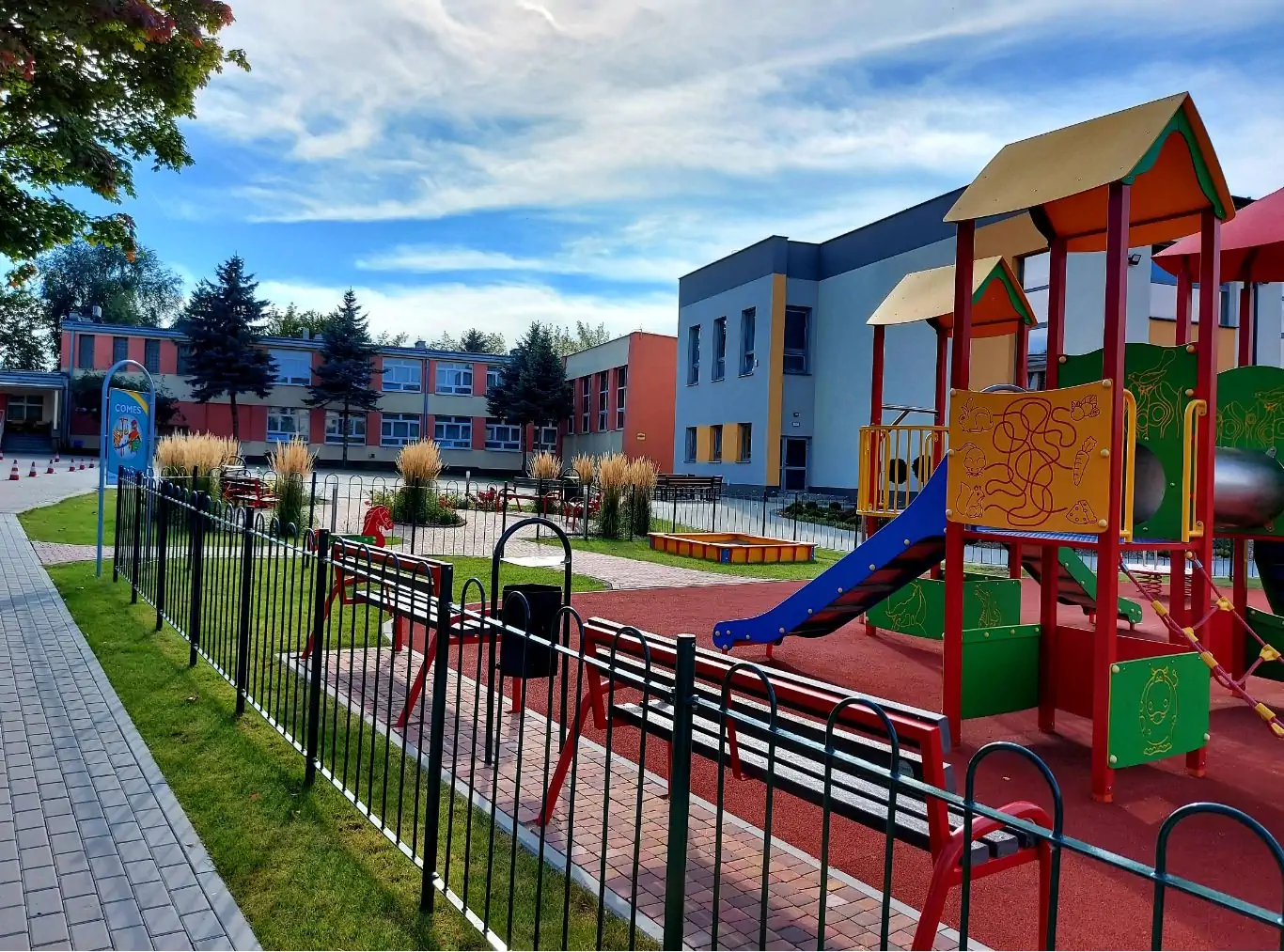 Widok na plac zabaw i budynek Specjalnego Ośrodka Szkolno-Wychowawczego